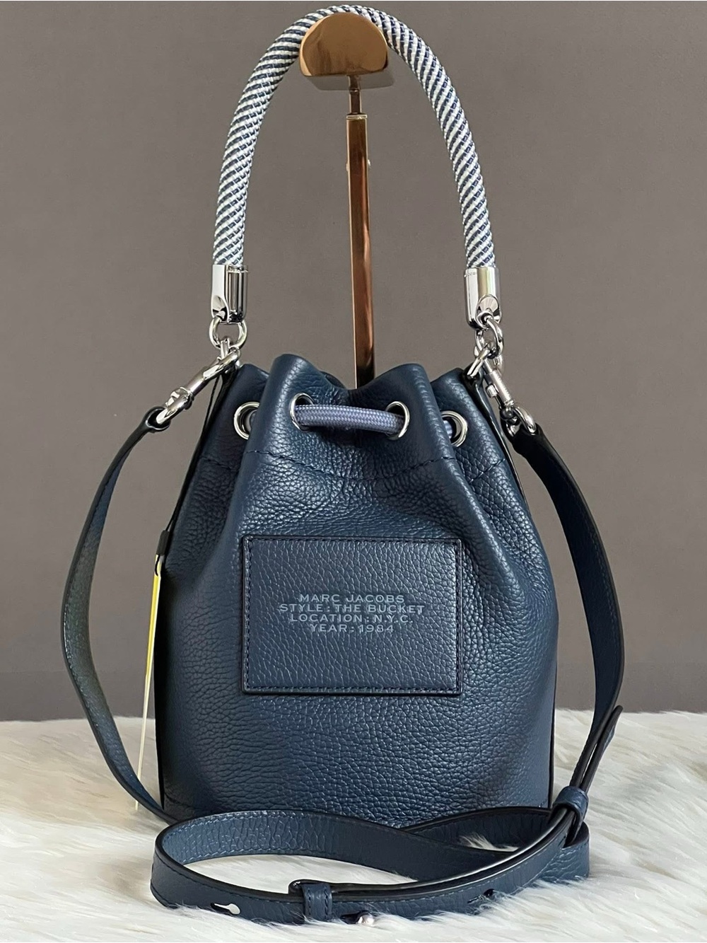 H652L01PF22 - Marc Jacobs The Leather Bucket Bag - Picture 8 of 16